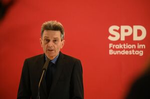 Rolf Mützenich (SPD) hält besseres Verwaltungshandeln für entscheidend., © Sarah Knorr/dpa