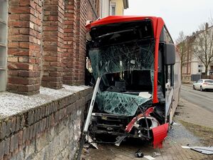 Erst nach rund 200 Meter kommt der Bus an einem stillgelegten Gebäude zum Stehen., © Markus Klümper/dpa