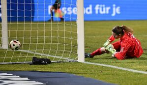 Bitterer Tag für Stina Johannes: Die Eintracht-Torhüterin kassiert in Wolfsburg allein im ersten Durchgang schon fünf Gegentore., © Arne Dedert/dpa