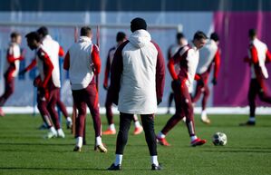 Bayern-Trainer Vincent Kompany (vorne) beobachtet seine Spieler beim Training., © Sven Hoppe/dpa