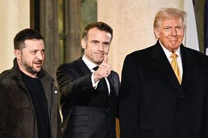 Ziehen in Sachen Ukraine-Politik nicht an einem Strang: der ukrainische Präsident Selenskyj (l.), Frankreichs Staatschef Macron und US-Präsident Trump. (Archivbild), © Julien De Rosa/AFP/dpa