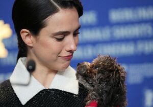 Margaret Qualley präsentierte ihren Hund erstmals der Öffentlichkeit., © Sören Stache/dpa