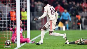 Alphonso Davies stochert den Ball ins Tor, am Boden Celtic-Torwart Kasper Schmeichel (l)., © Sven Hoppe/dpa