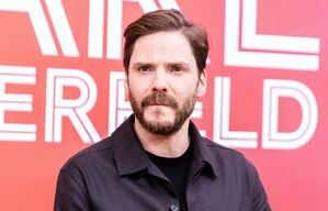 Der Schauspieler Daniel Brühl ist Unterzeichner eines offenen Briefs, der die gemeinsamen Abstimmungen der CDU mit der AfD im Bundestag als Tabubruch anprangert. (Archivbild), © Carsten Koall/dpa