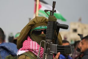 Vermummter Kämpfer der Terrororganisation Hamas vor der Übergabe. , © Abdel Kareem Hana/AP/dpa