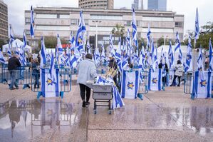 Menschen auf dem Platz der Geiseln in Tel Aviv. , © Ilia  Yefimovich/dpa