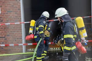 Wie es zu der Explosion in der Lagerhalle kam, war zunächst noch unklar., © Thomas Banneyer/dpa