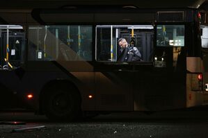 Israels Polizei spricht nach den Bus-Explosionen von einem «mutmaßlichen Terroranschlag»., © Ohad Zwigenberg/AP/dpa