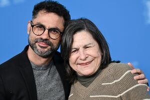 Regisseur Gabriel Mascaro und seine Hauptdarstellerin Denise Weinberg vom Kritikerliebling «The Blue Trail». (Archivbild), © Jens Kalaene/dpa