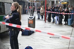 Normalerweise ist die Domplatte einer der wuseligsten Orte in Köln - am Freitag wurde sie gesperrt., © Henning Kaiser/dpa