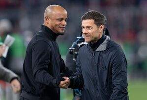 Treffen jetzt auch in der Champions League aufeinander: Bayern-Trainer Vincent Kompany (l) und Bayer-Coach Xabi Alonso., © Sven Hoppe/dpa