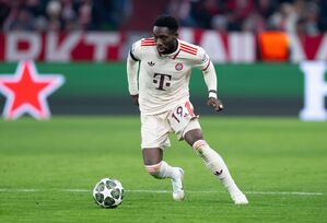 Alphonso Davies setzt darauf, dass nach längerer Zeit wieder ein Sieg gegen Bayer gelingt., © Sven Hoppe/dpa