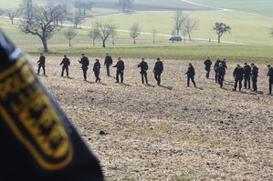 Wer war das tote Kind? Die Polizei ermittelt und sucht Spuren. , © Jonas Günther/dpa