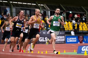 Maximilian Thorwirth (r) gewinnt ein spannendes Rennen über die 3000 Meter., © Marius Becker/dpa