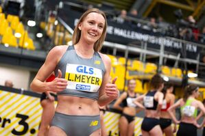 Lea Meyer freute sich über ihren Meistertitel über die 3000 Meter., © Marius Becker/dpa