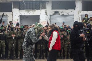 Das Internationale Komitee vom Roten Kreuz (IKRK) hat wiederholt gesagt, dass eine Herabwürdigung der Geiseln bei der Übergabe inakzeptabel sei. , © Jehad Alshrafi/AP/dpa