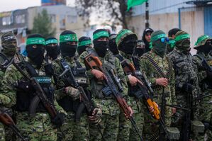 Vermummte und bewaffnete Mitglieder der Terrororganisation Hamas., © Jehad Alshrafi/AP/dpa