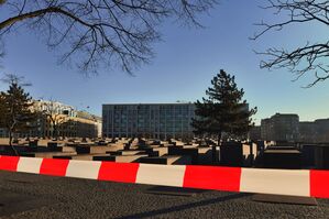 Am Samstagmorgen war der Bereich um das Holocaust-Mahnmal weiter abgesperrt., © Paul Zinken/dpa