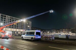 Nach dem Angriff am Freitagabend sucht die Polizei den Tatort ab., © Carsten Koall/dpa