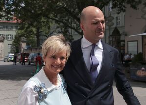 Gloria von Thurn und Taxis mit ihrem Sohn Albert. (Archivbild) , © Michael Faulhaber/dpa