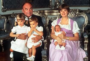 Gloria Fürstin von Thurn und Taxis als junge Mutter mit ihrem Mann, Johannes Fürst von Thurn und Taxis, und den drei Kindern (l-r) Maria Theresia, Elisabeth und Albert im Juni 1983. (Archivbild), © Horst Ossinger/dpa