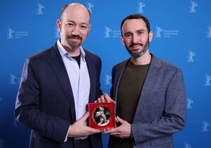 US-Regisseur Brandon Kramer (r) und US-Regisseur Lance Kramer posieren mit dem Berlinale-Dokumentarfilmpreis., © Ronny Hartmann/AFP Pool/dpa