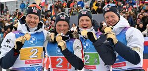  Sturla Holm Laegreid (l), Endre Stroemsheim (daneben) und Johannes Thingnes Bö (r) stehen zusammen im letzten Rennen auf dem Treppchen., © Martin Schutt/dpa