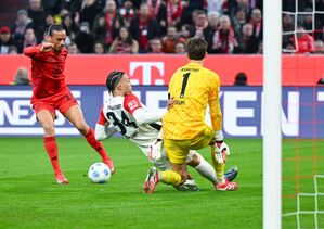 Oft in Aktion: Leroy Sané (l), rechts Frankfurts Torwart Kevin Trapp., © Sven Hoppe/dpa