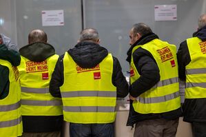 Zum Warnstreik aufgerufen sind unter anderem Beschäftigte, die für Be- und Entladung der Flugzeuge zuständig sind, sowie Check-In-Schalter-Mitarbeiter., © Thomas Banneyer/dpa