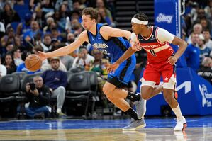 Franz Wagner (l) glänzte erneut als Topscorer für die Orlando Magic., © John Raoux/AP/dpa