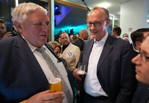 Zwei aus der CDU in Nordrhein-Westfalen, die Grund zu feiern haben: Friedrich Merz (CDU), Parteivorsitzender und Kanzlerkandidat, trinkt mit Karl-Josef Laumann (CDU), Minister für Arbeit, Gesundheit und Soziales des Landes Nordrhein-Westfalen, ein Bier. , © Michael Kappeler/dpa